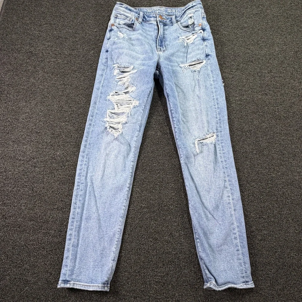 American Eagle Jeans Womens 2 Mom Jean Light Blue Distressed EUC